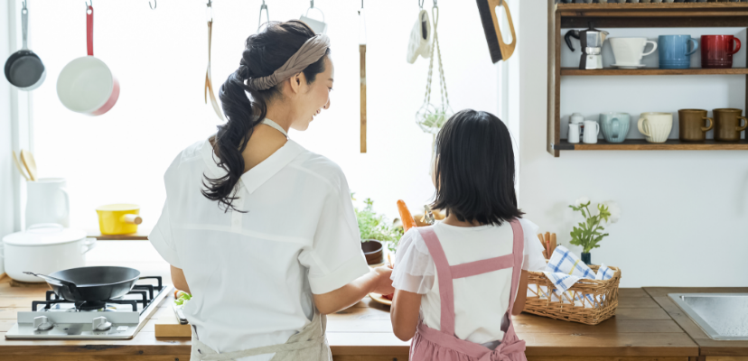 親子　キッチン　調理中写真