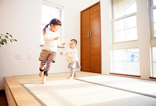 子ども　畳　走る