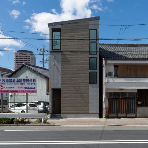 狭小敷地に建つ木造在来工法３F建てには、従来とは異なる遮熱機械換気システムを採用 アイキャッチ画像