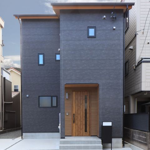 城下町に佇むシックなブラックファサード　🆕 アイキャッチ画像